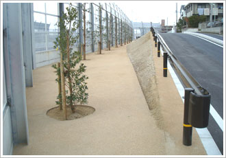 自然土防草材ガンコマサの主な使用用途 道路植樹帯