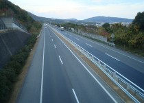 防草土による高速道路の中央分離帯への雑草対策