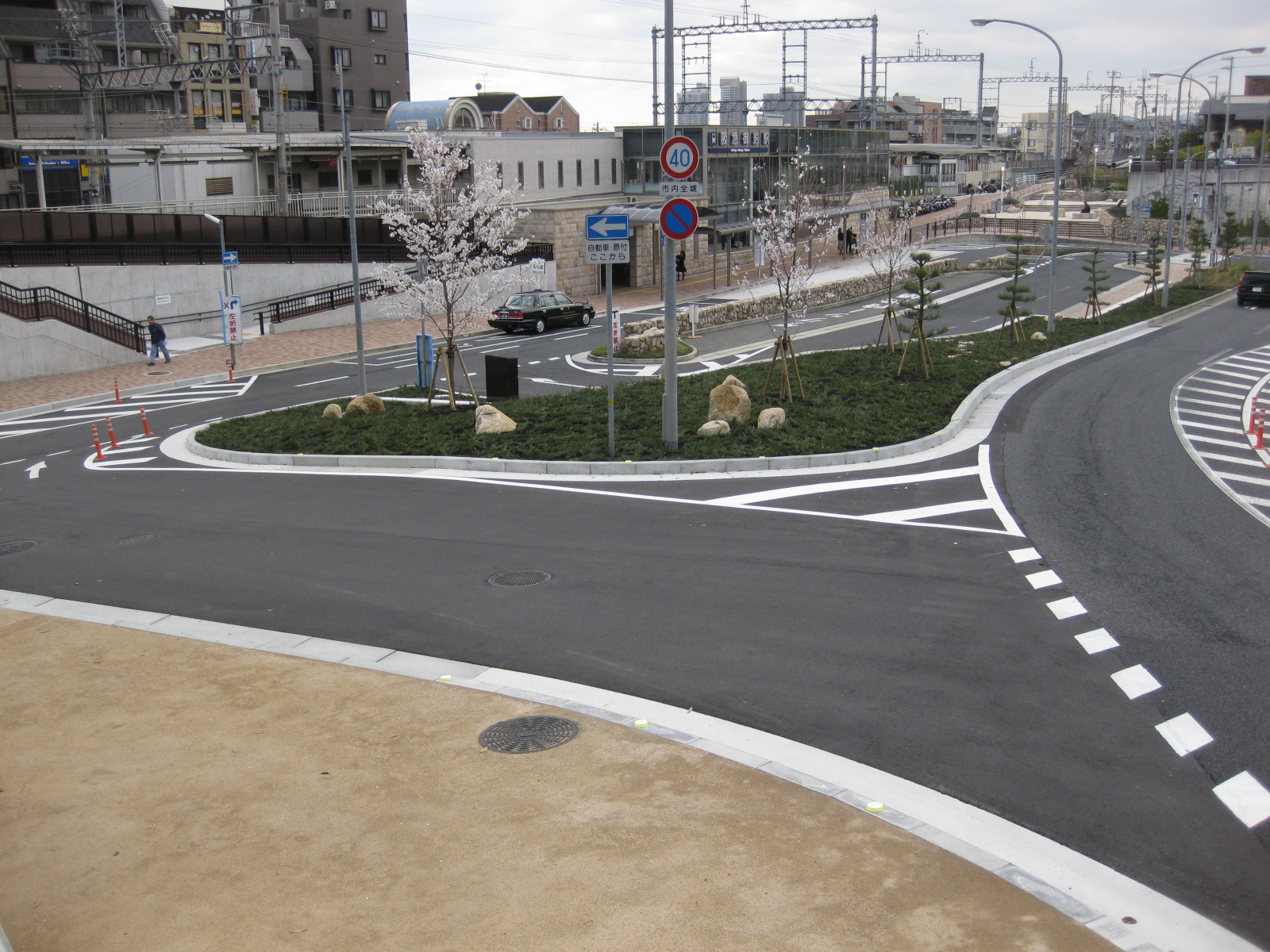 防草土による駅前の広場・植樹帯への雑草対策