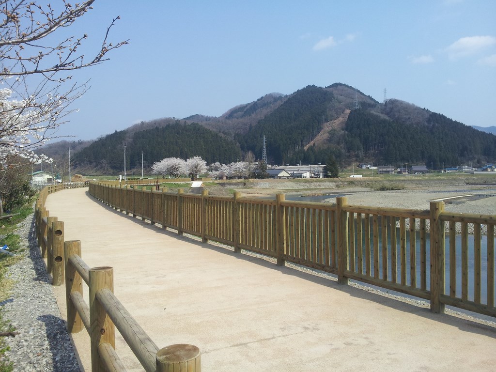 防草土による河川公園の通路への雑草対策