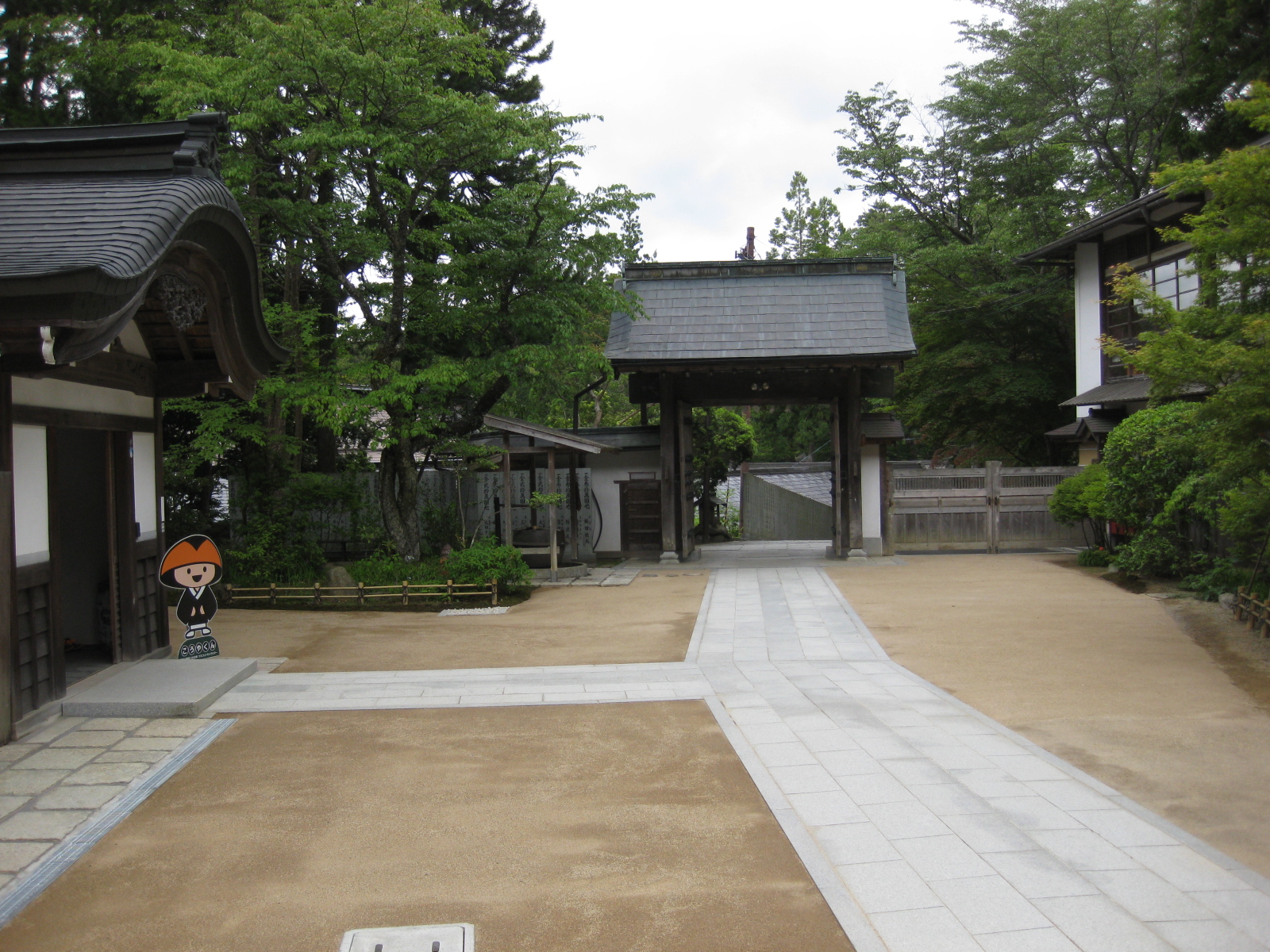 防草土による神社仏閣の雑草対策