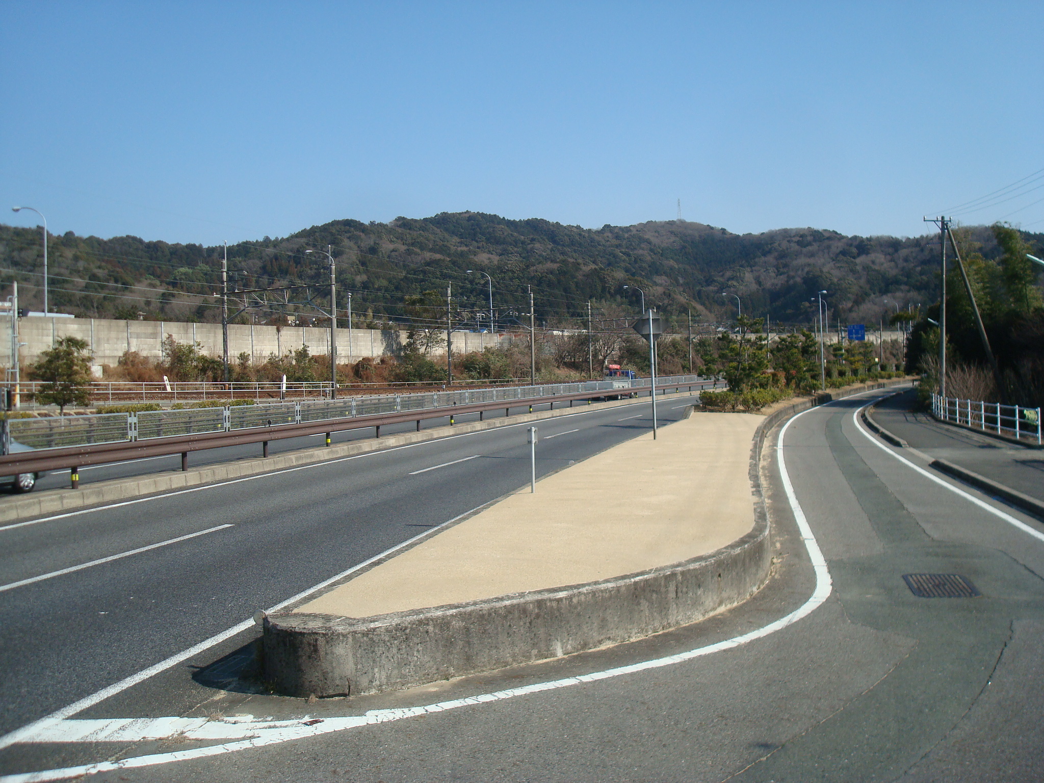 防草土による国道・道路の植樹帯への雑草対策