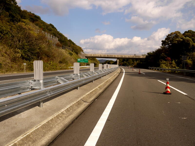 防草土による高速道路・緑地帯への雑草対策