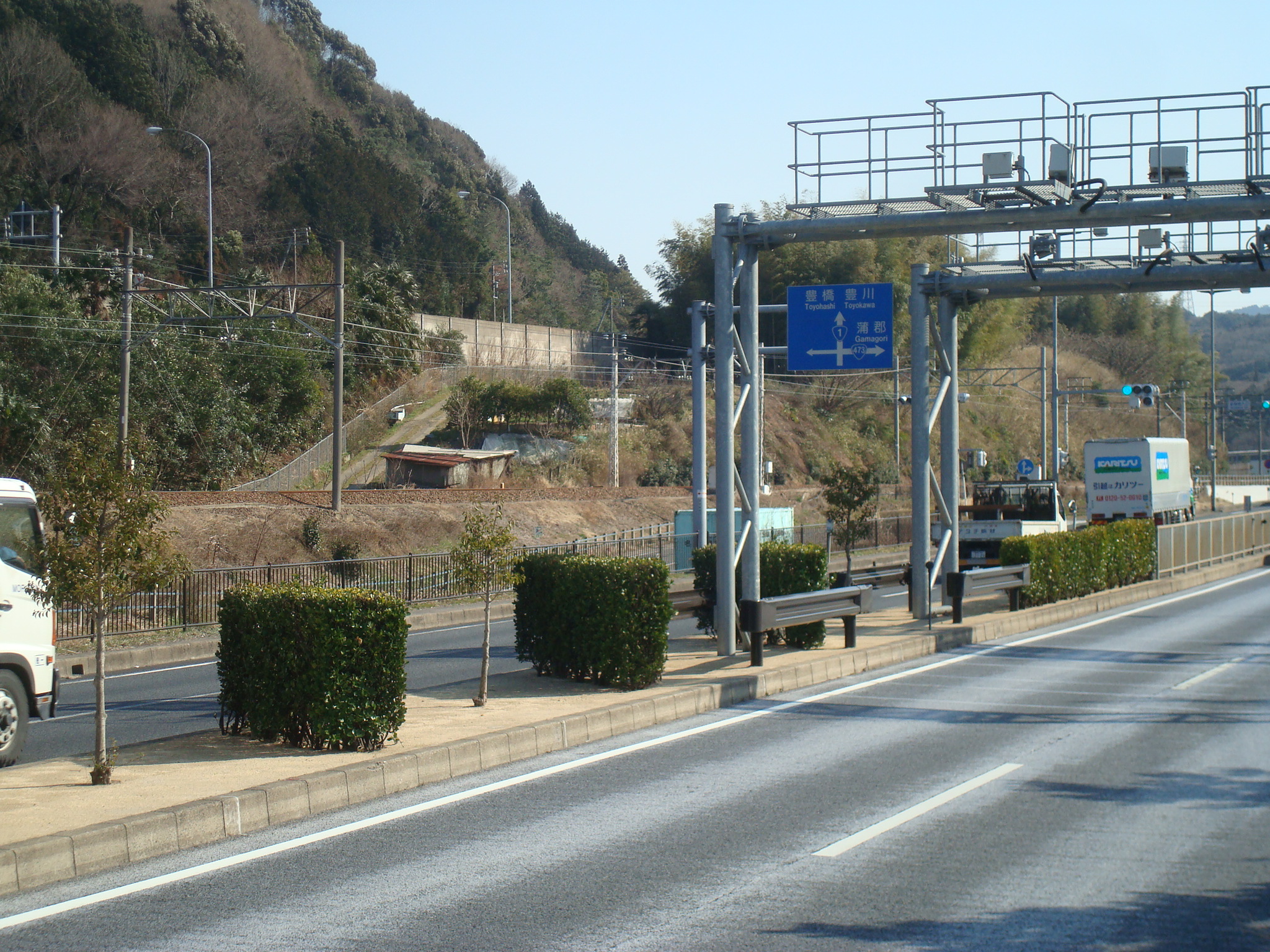 防草土による道路の中央分離帯への雑草対策