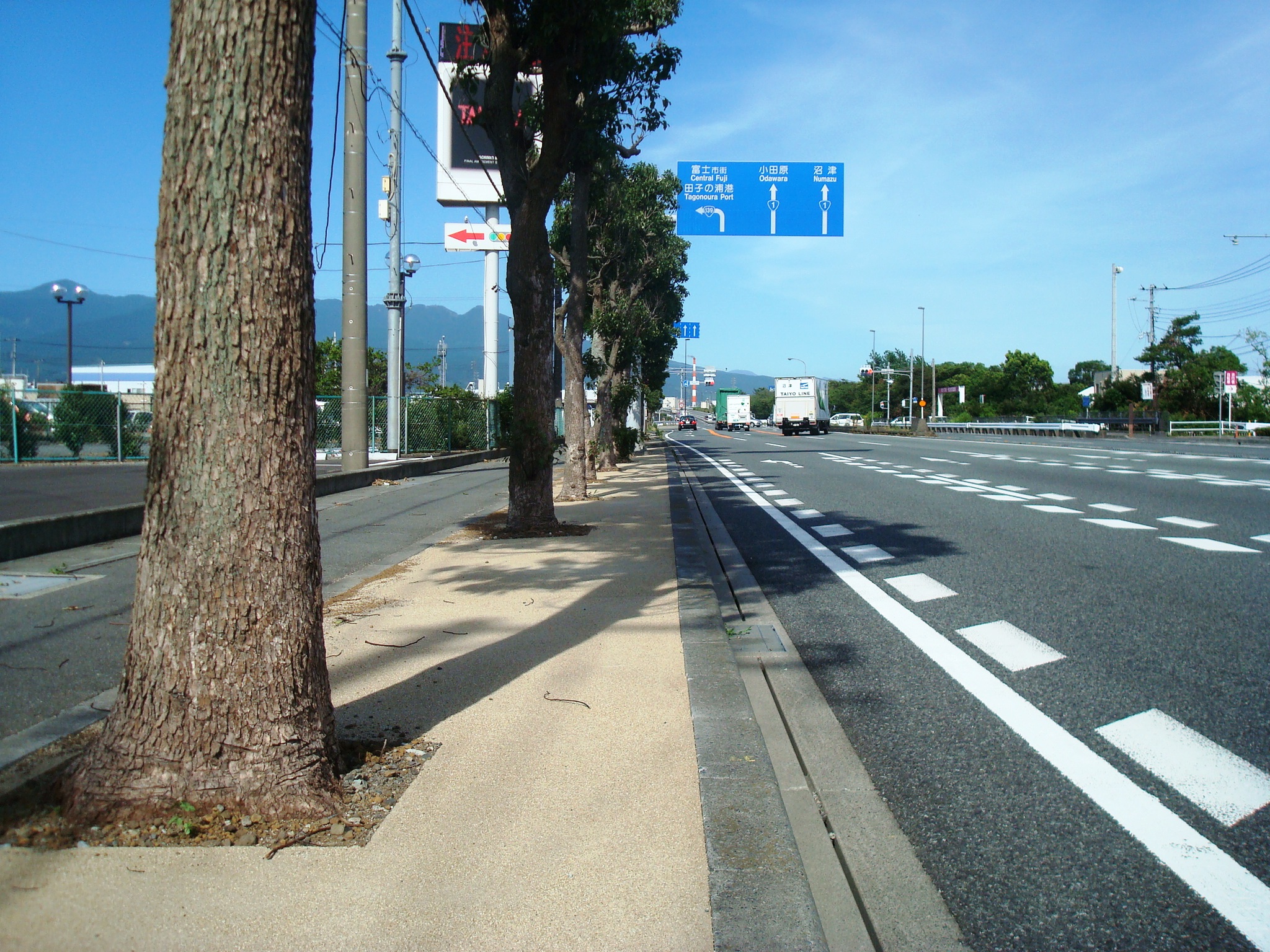 防草土による道路の植樹帯・中央分離帯への雑草対策