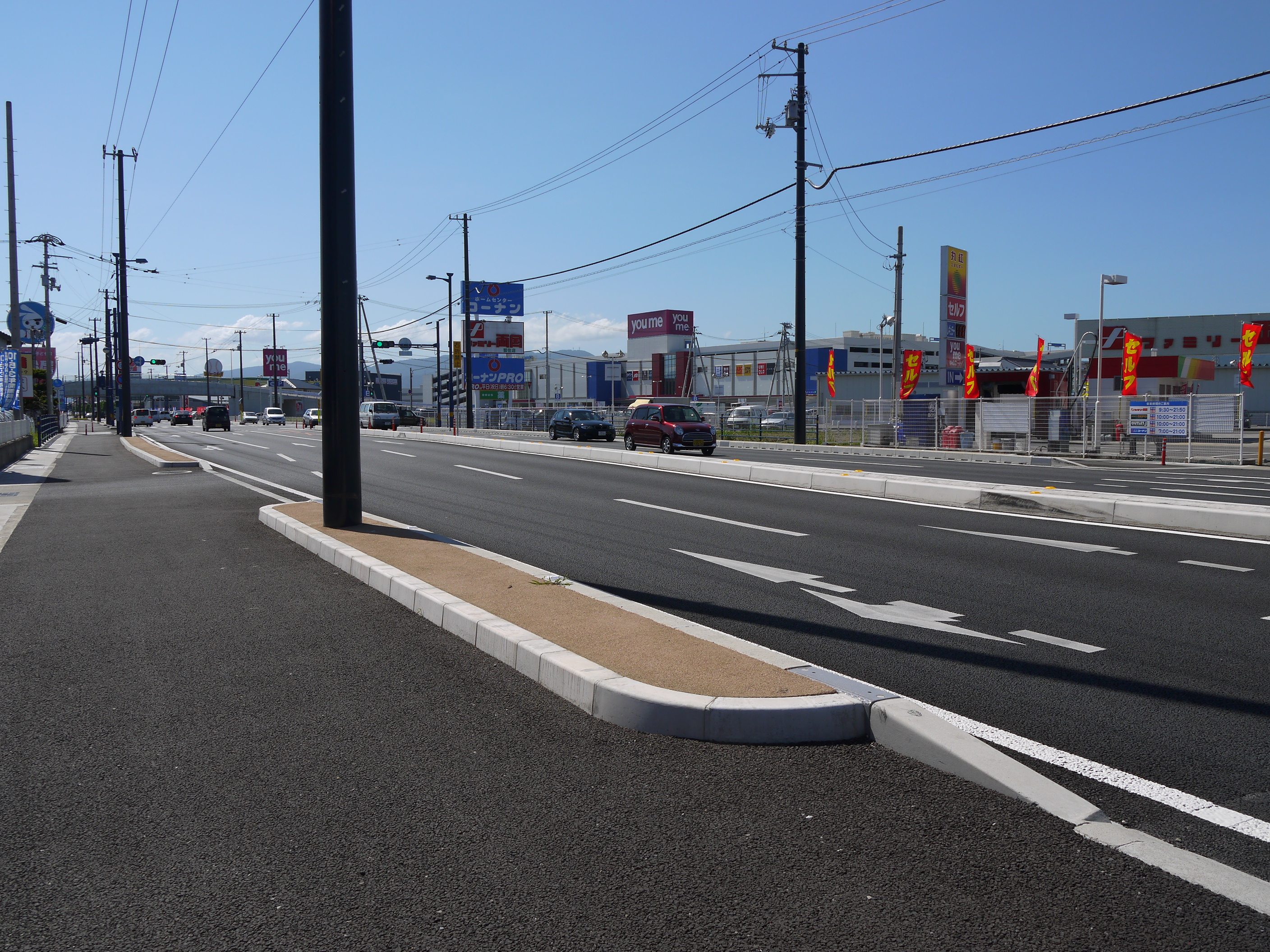 防草土による道路の路肩・植樹帯への雑草対策