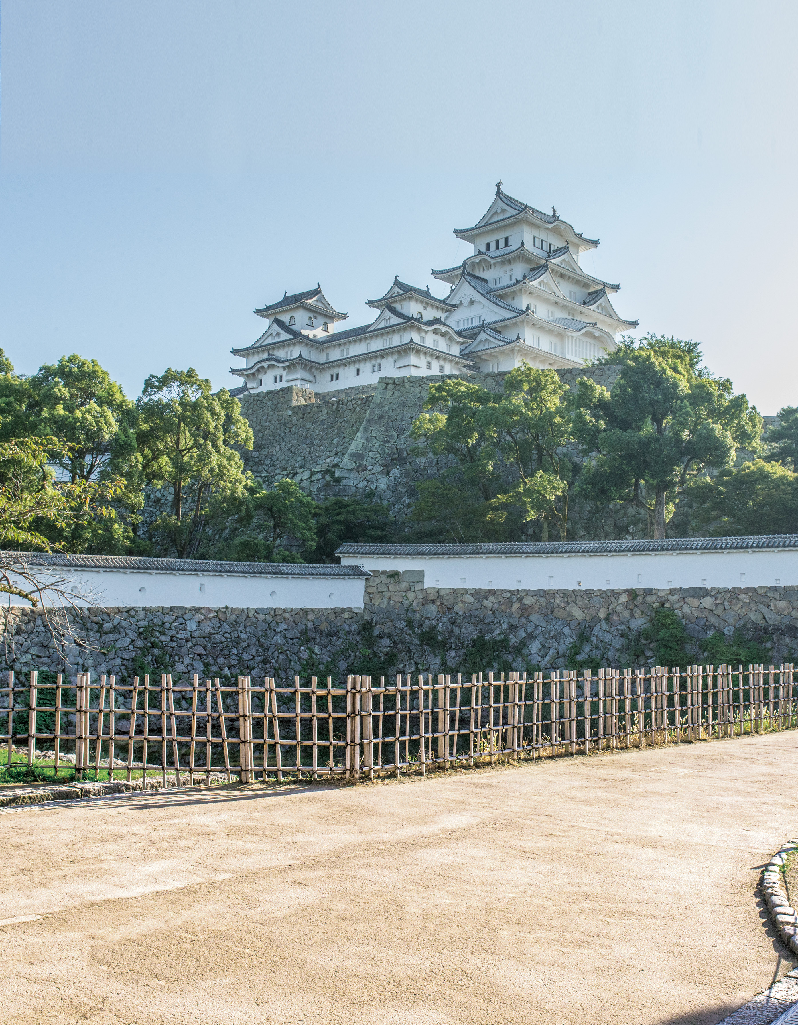 防草土による公園の通路・広場への雑草対策