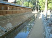 防草土による神社内の法面への雑草対策