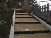防草土による施設の遊歩道・階段への雑草対策