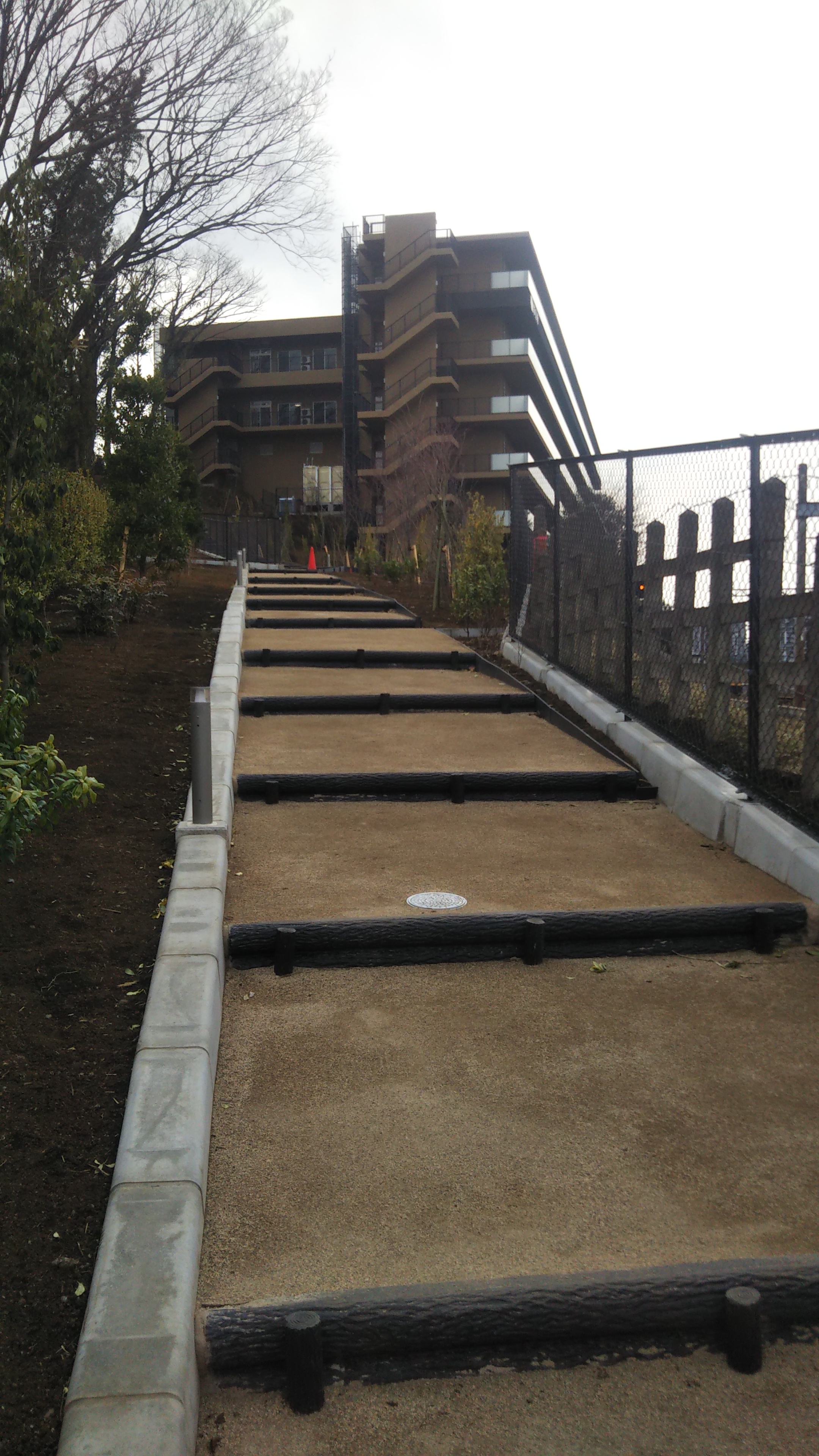 防草土による施設の遊歩道・階段への雑草対策