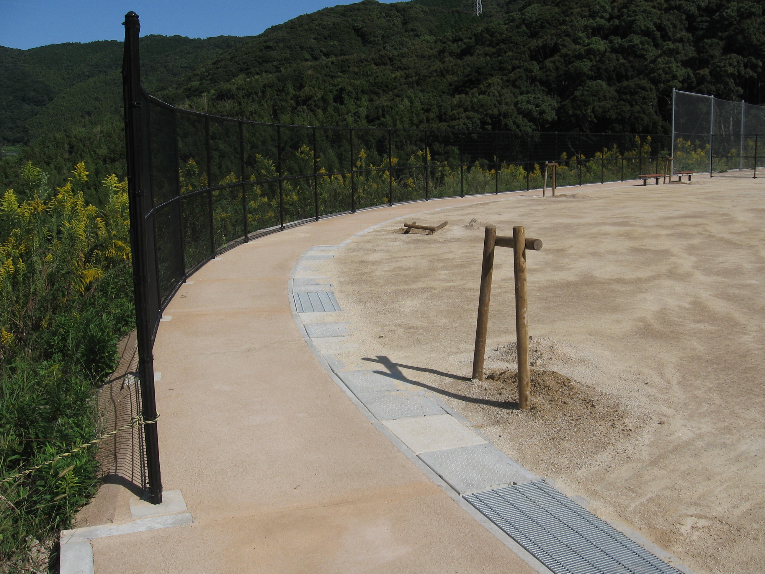 防草土による公園の通路・法面への雑草対策