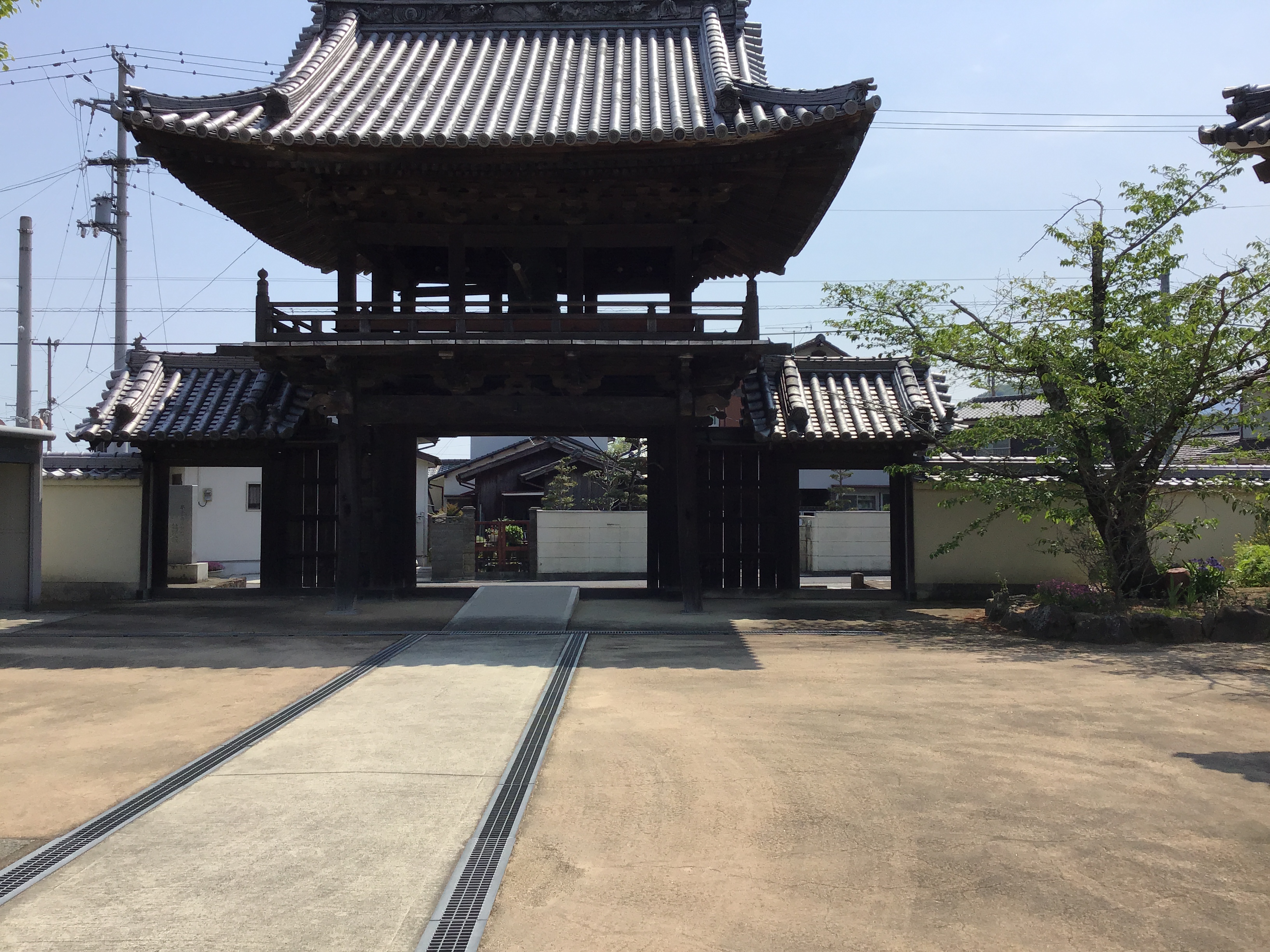 防草土による神社仏閣の雑草対策