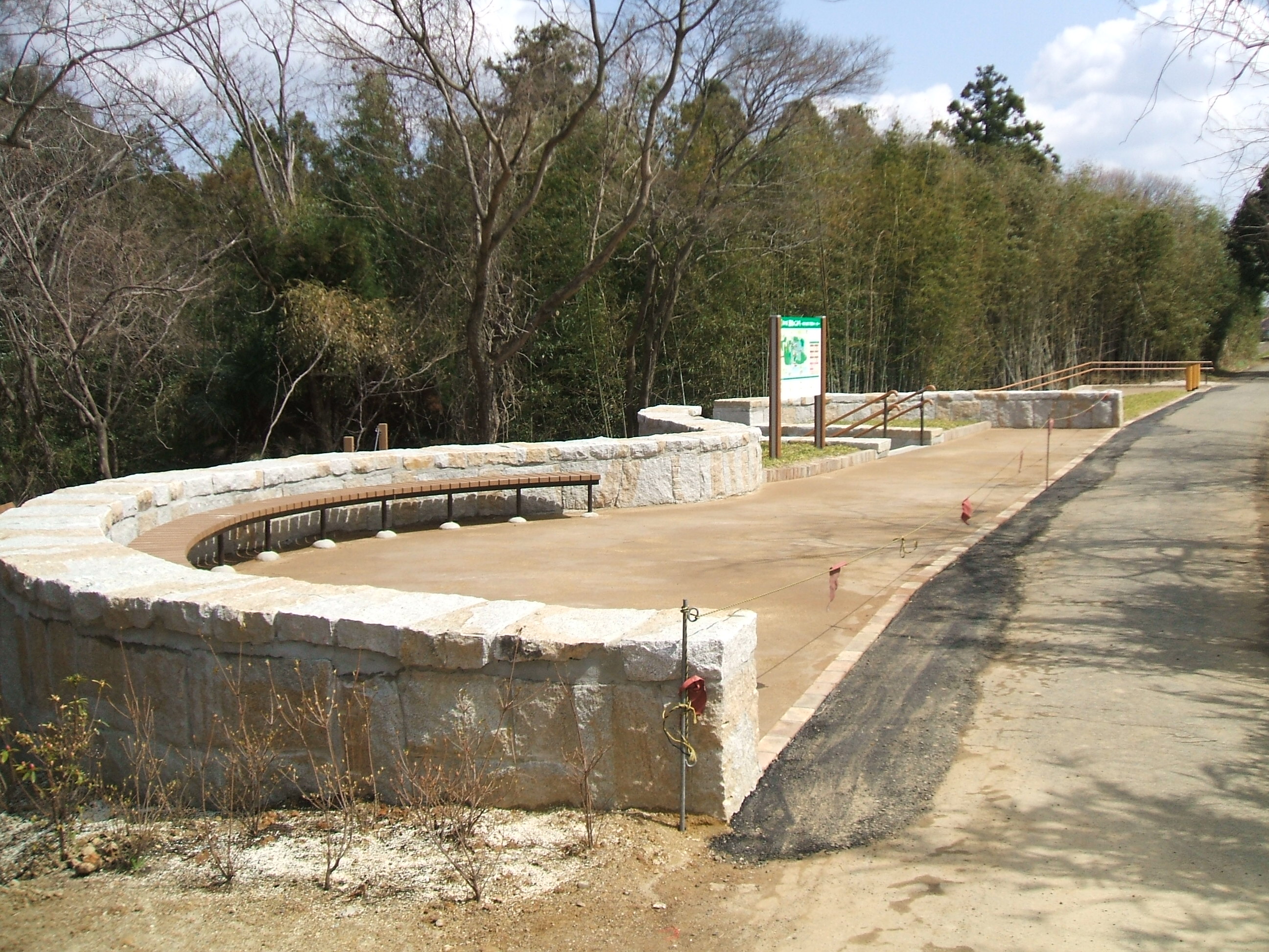 防草土による公園の広場・通路への雑草対策