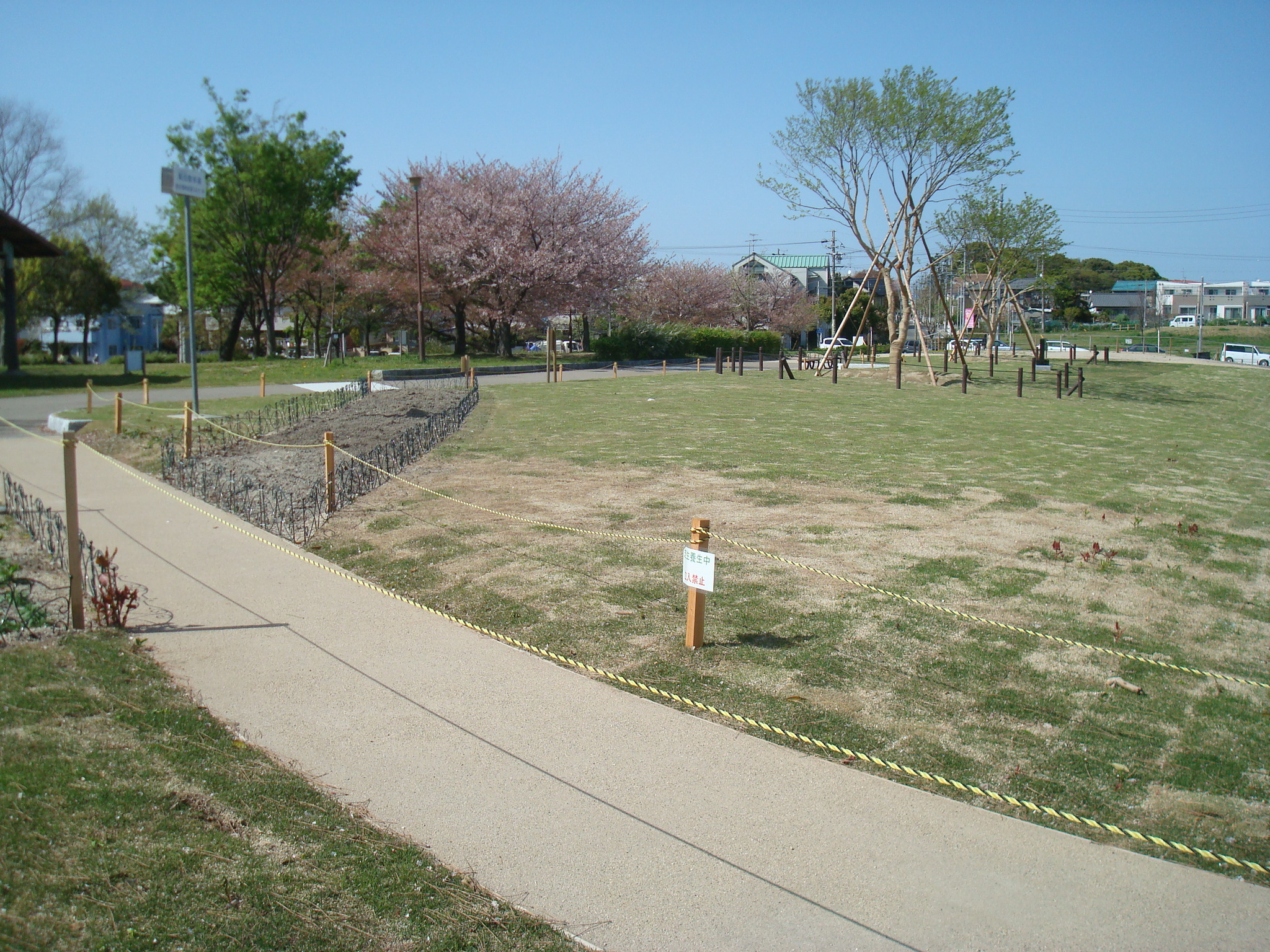防草土による公園の散歩道への雑草対策
