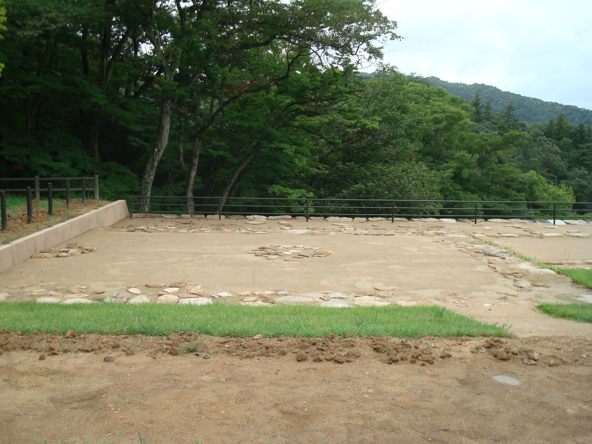 防草土による史跡の雑草対策