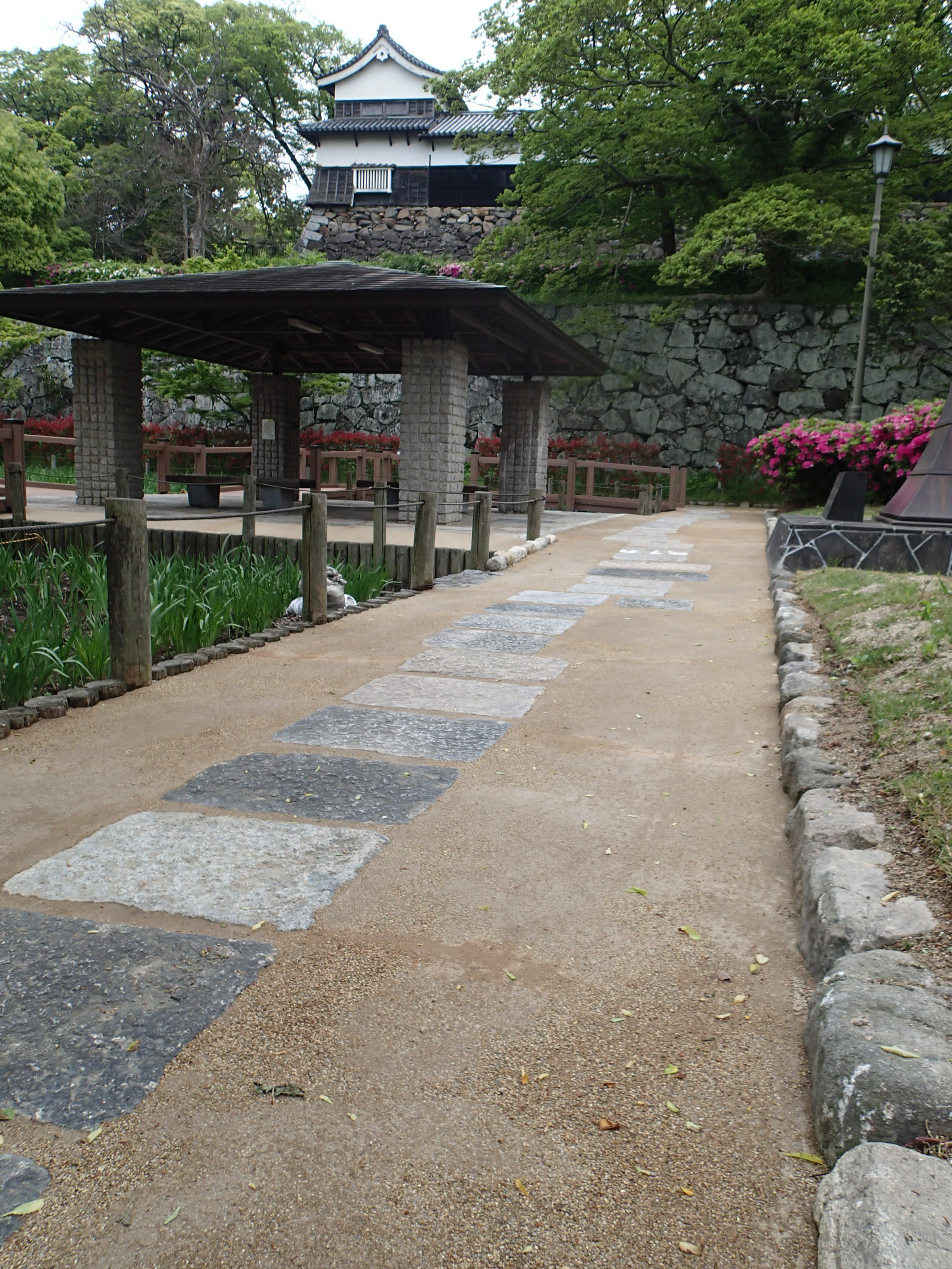 防草土による公園の通路への雑草対策