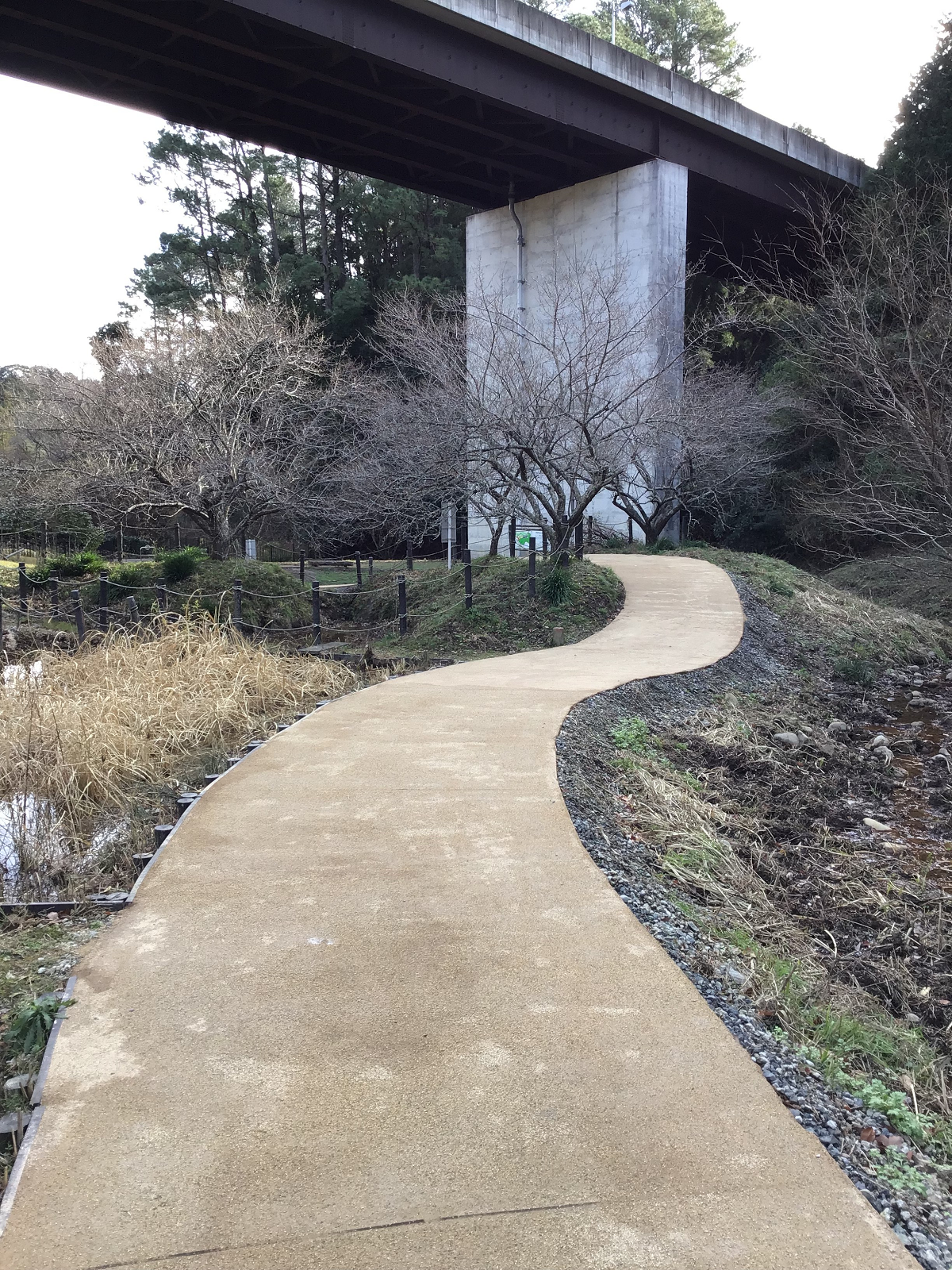 防草土によるビオトープの雑草対策