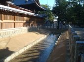 防草土による神社内の法面への雑草対策