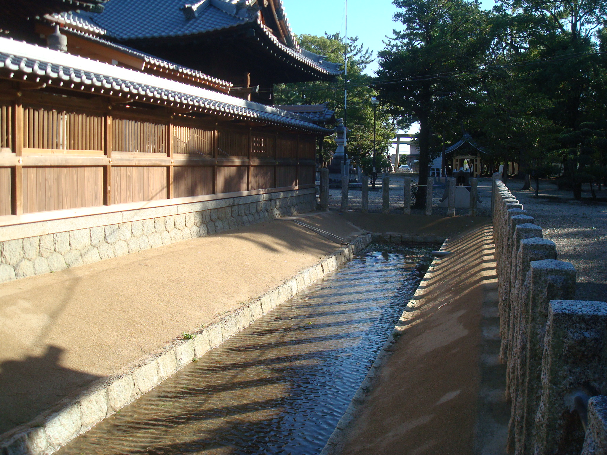 防草土による神社内の法面への雑草対策