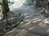 防草土による公園の通路・階段への雑草対策