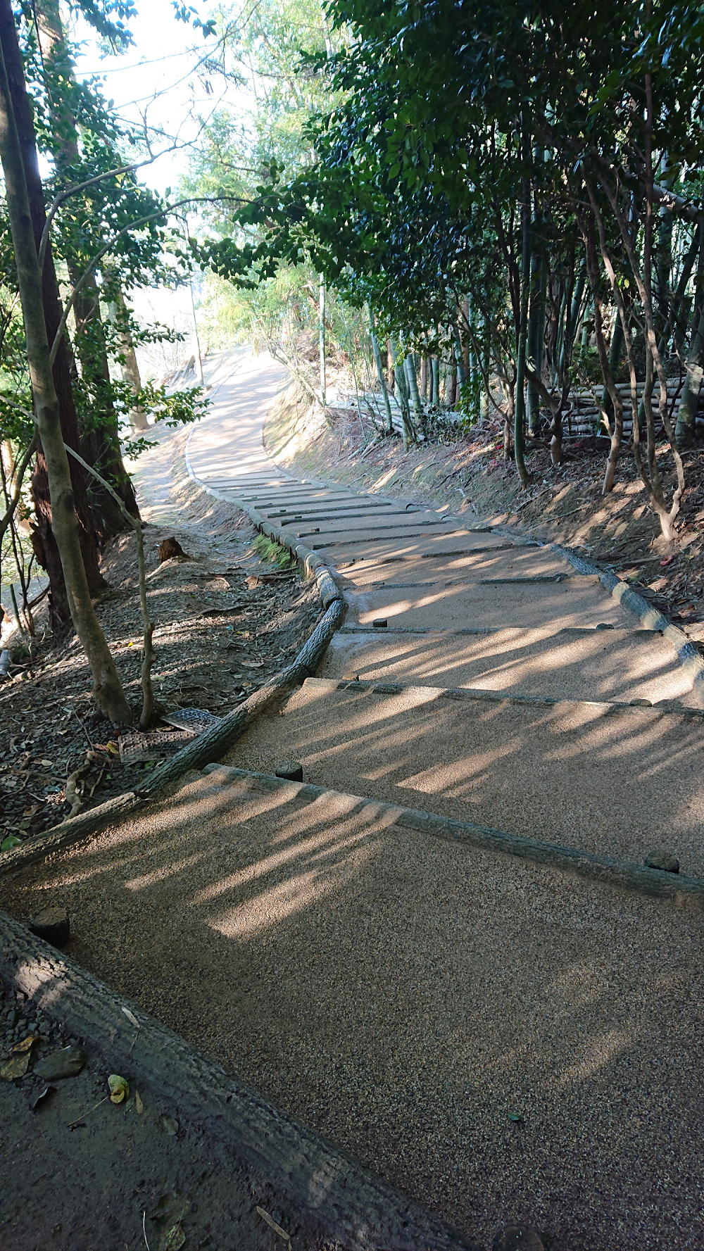 防草土による公園の通路・階段への雑草対策