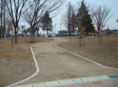 防草土による公園の遊歩道への雑草対策