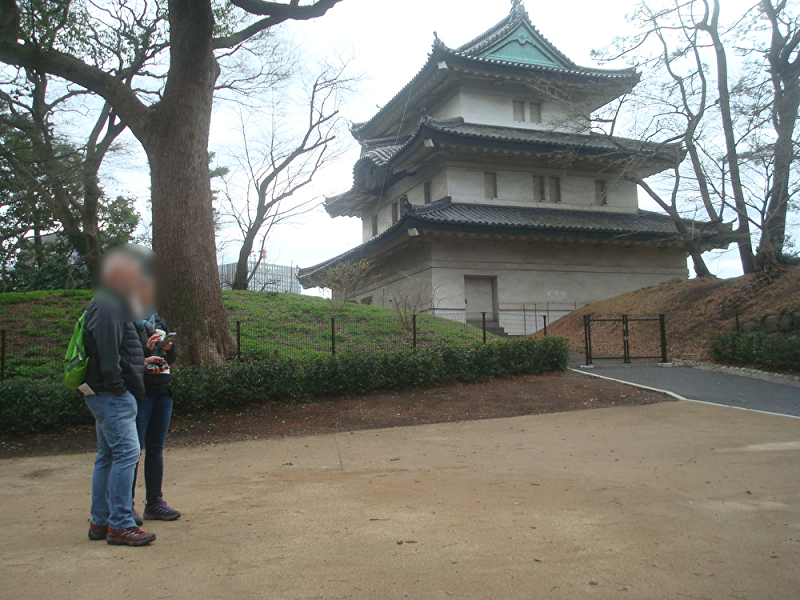 防草土による東京都 皇居 富士見櫓台周辺遊歩道の雑草対策 施工事例
