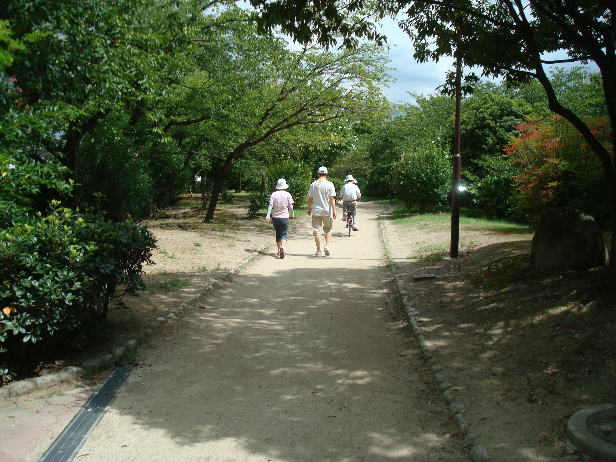 公園の遊歩道への雑草・防草対策