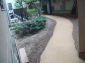 小学校の遊歩道への雑草・防草対策