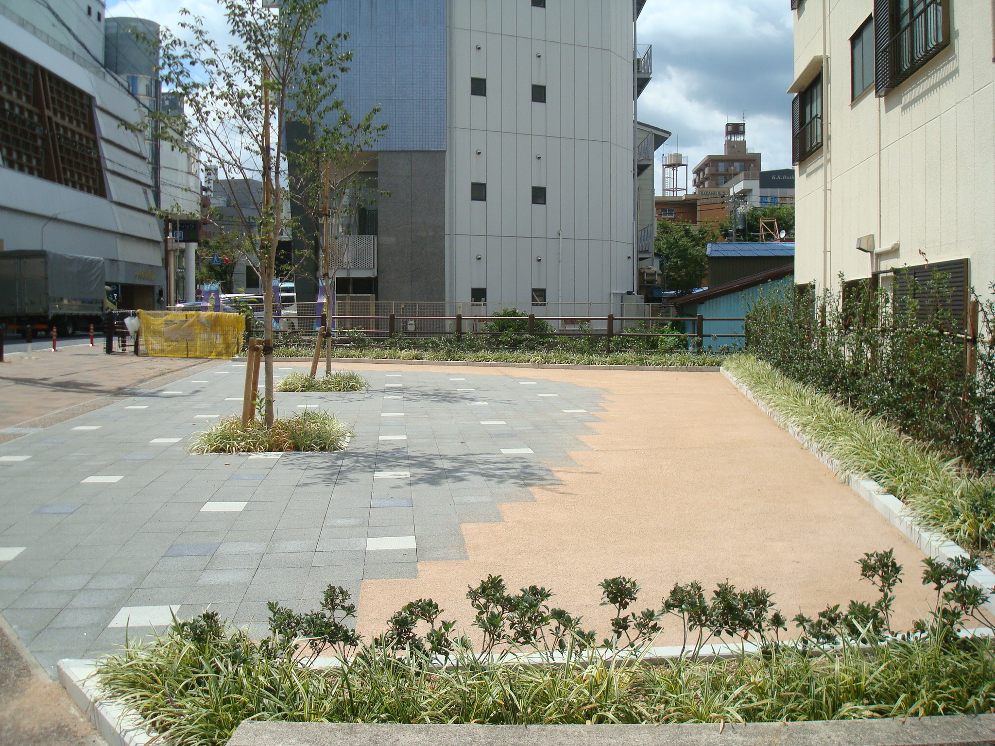 防草土による公園の広場への雑草対策