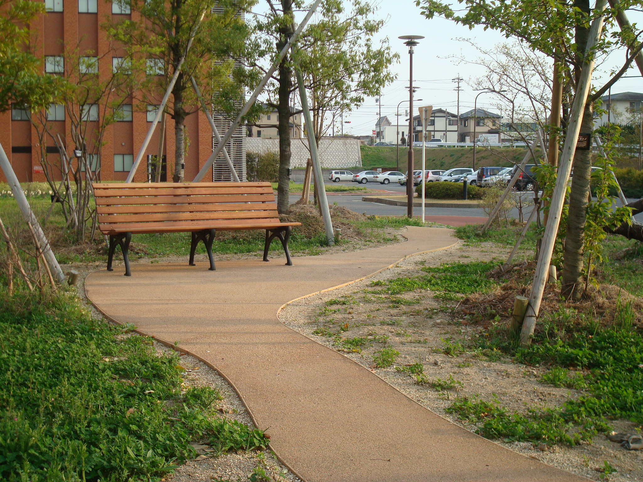 施設の広場・遊歩道への雑草・防草対策