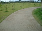 防草土による公園の遊歩道への雑草対策