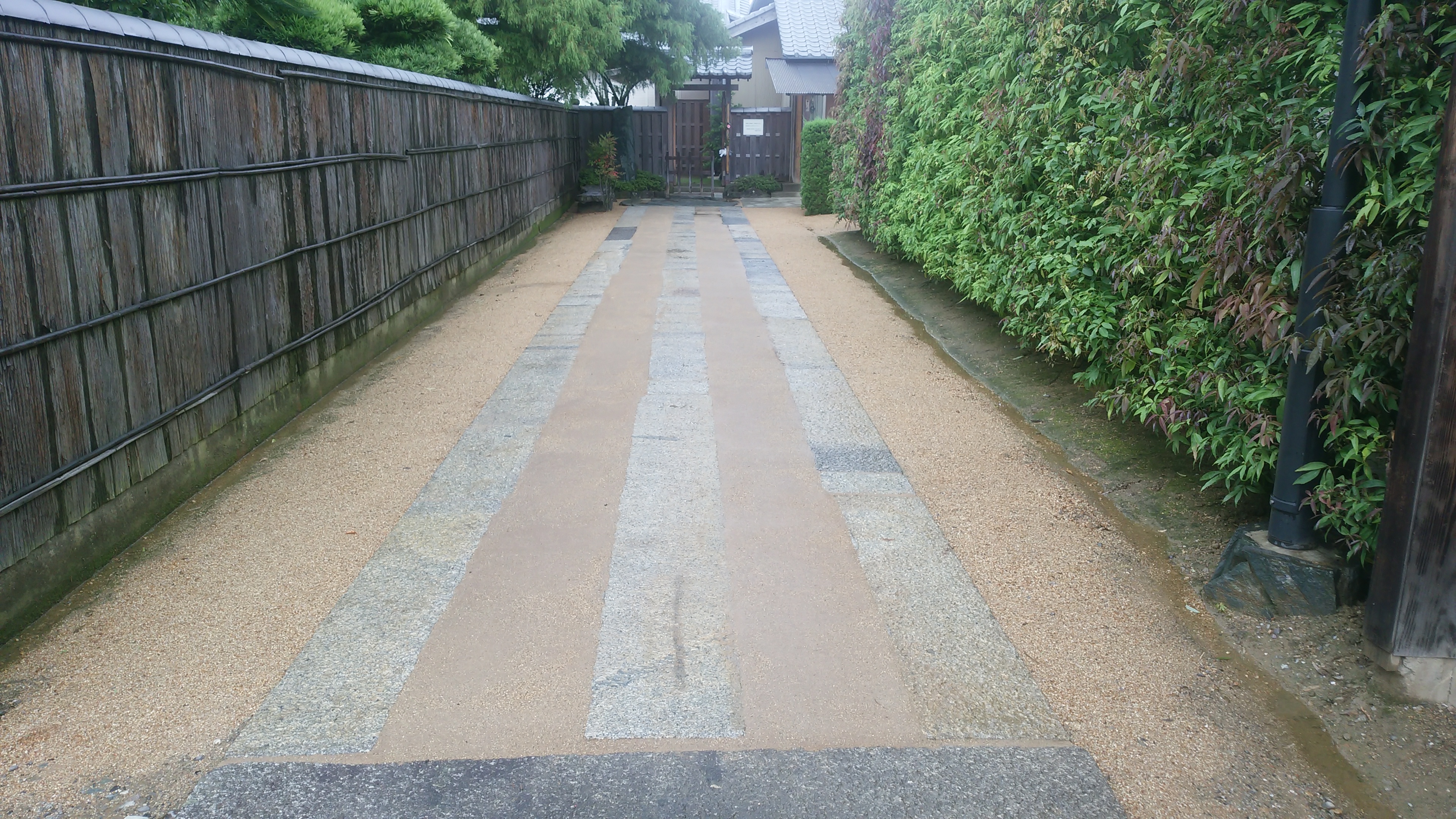 防草土による徳島県国分寺 境内・遊歩道の雑草対策 施工事例