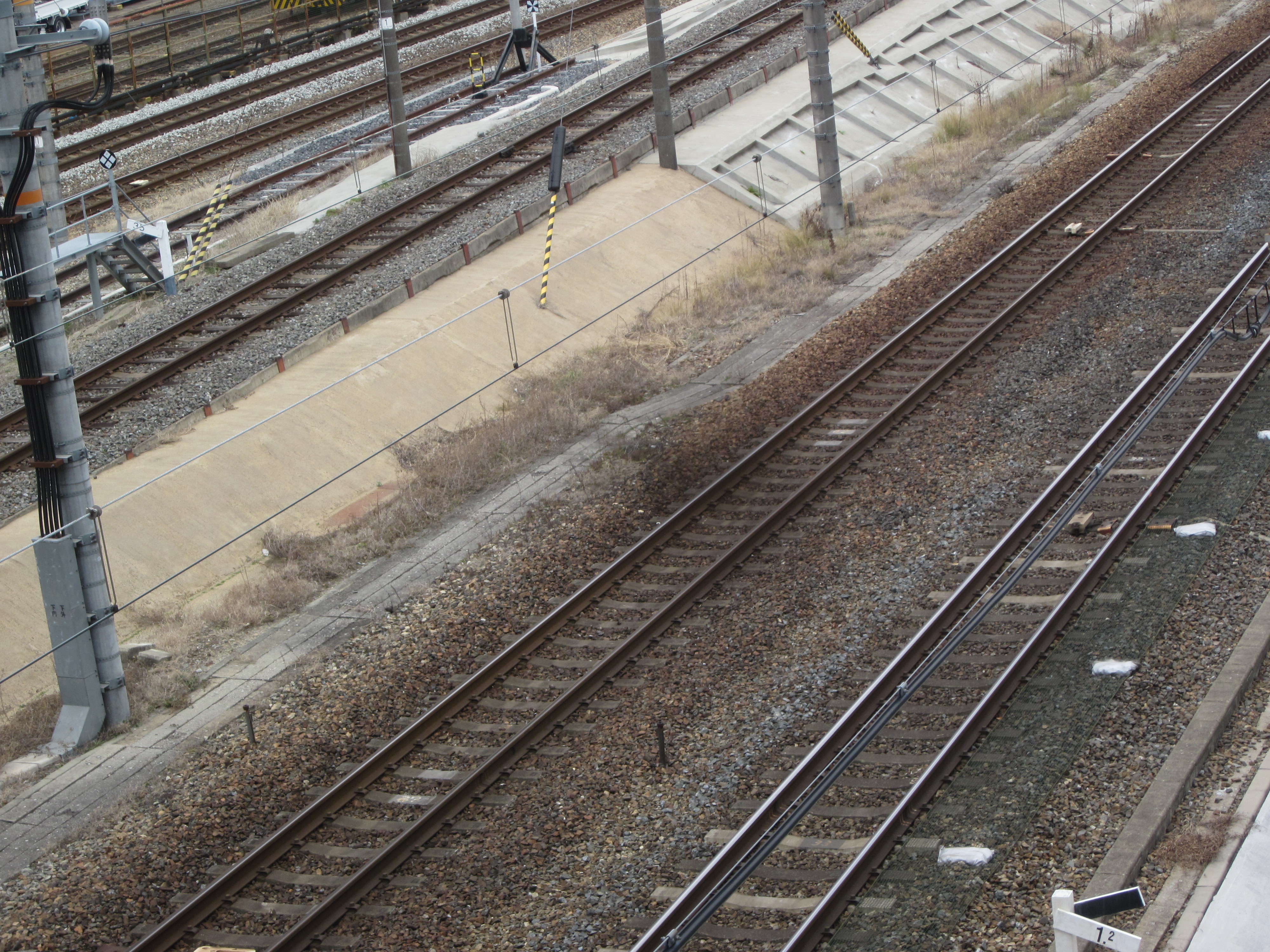 JR京都線高槻駅周辺の線路脇の雑草対策・土舗装として自然土舗装材のスーパーガンコマサを導入。