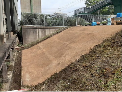 防草材・防草土による駅敷地内の雑草対策