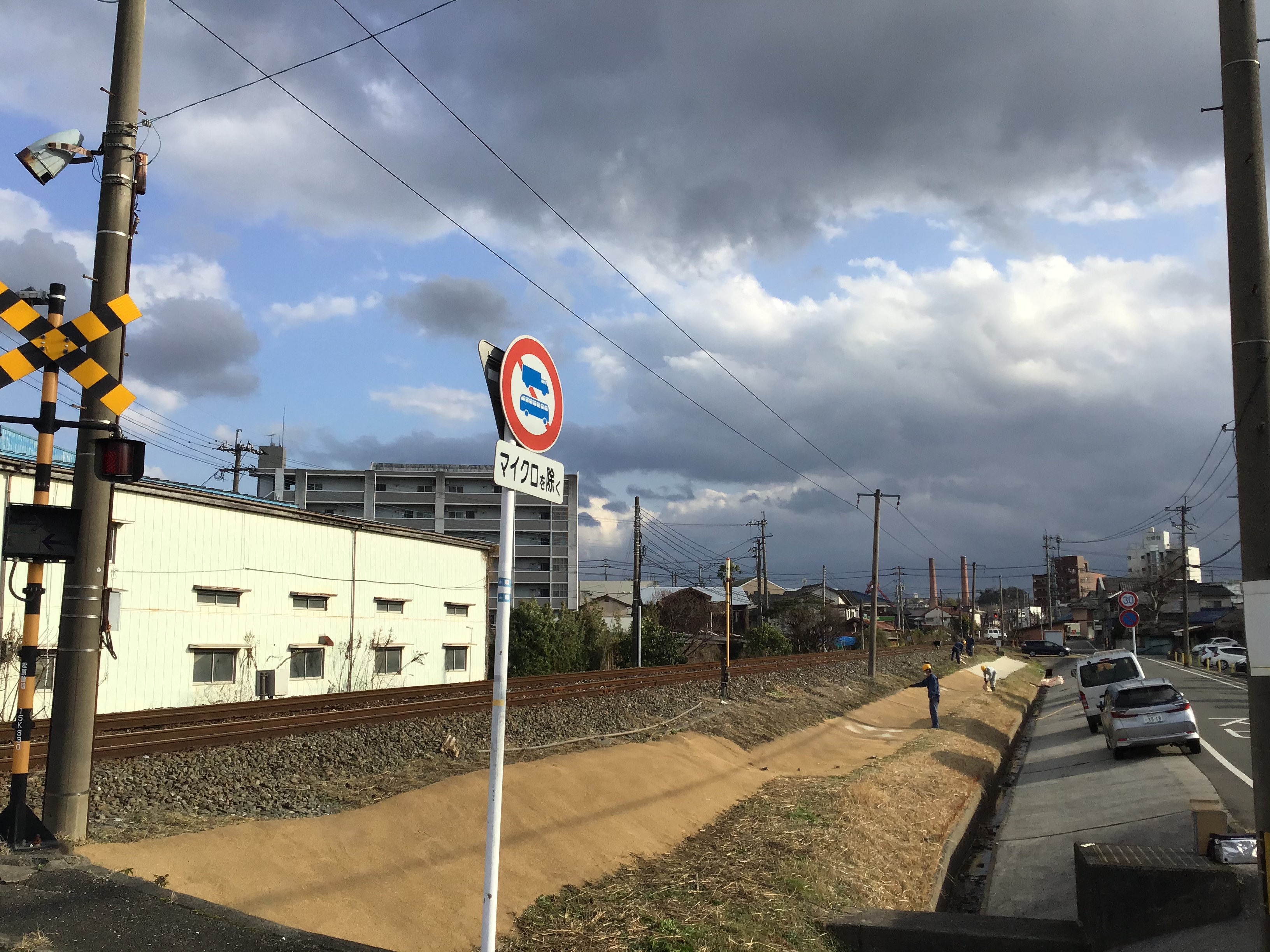 線路脇の雑草対策としてハイブリッド防草工法のコロンブスのたまごを導入