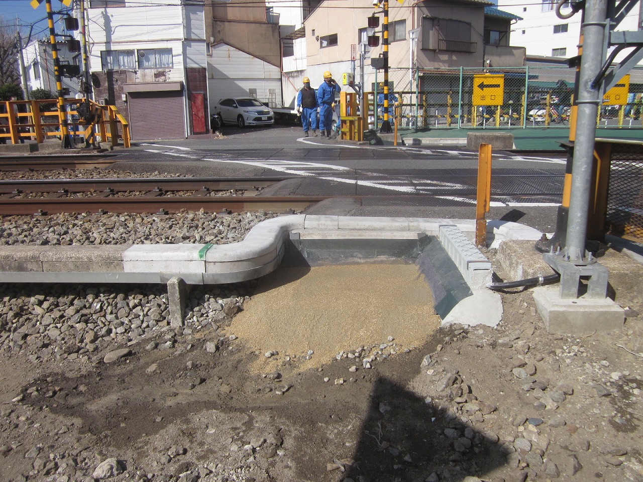 防草土・防草材による線路脇の雑草対策