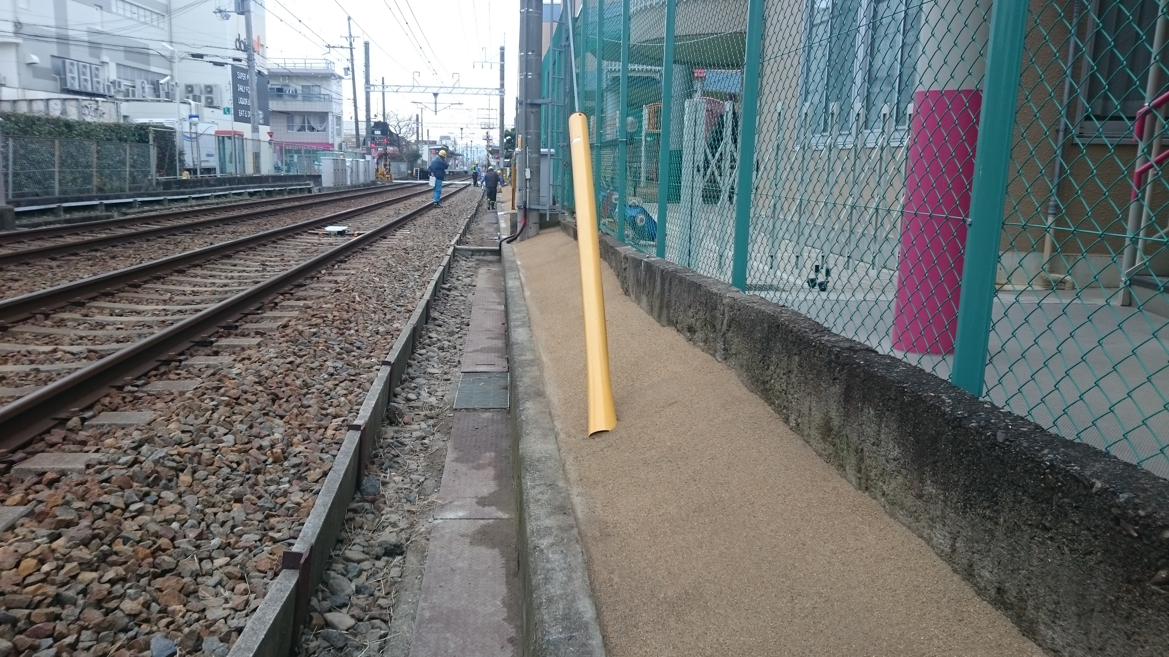 防草土・防草材による線路脇の雑草対策