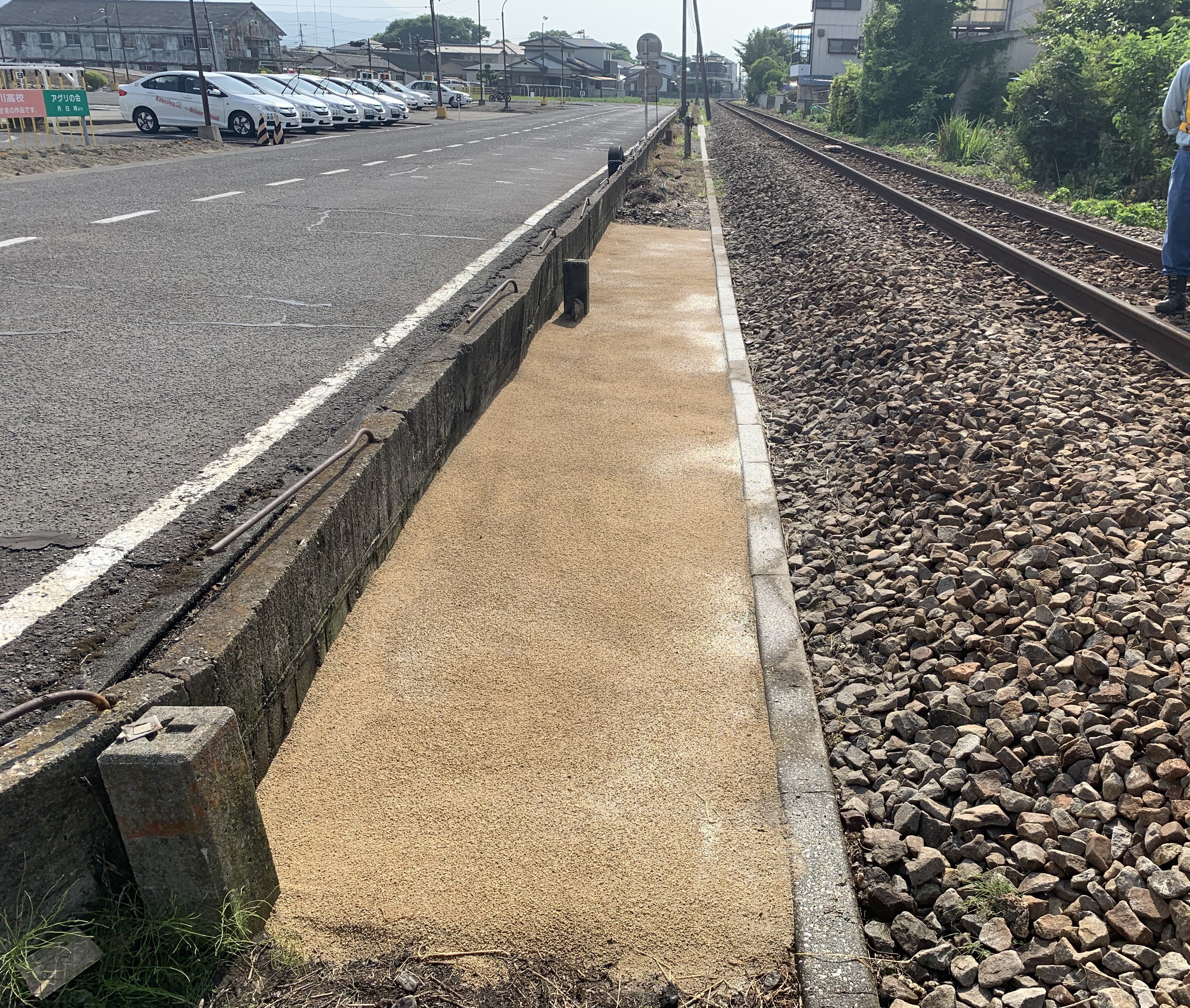 鴨島駅近くの線路脇の雑草対策としてハイブリッド防草工法のコロンブスのたまごを導入