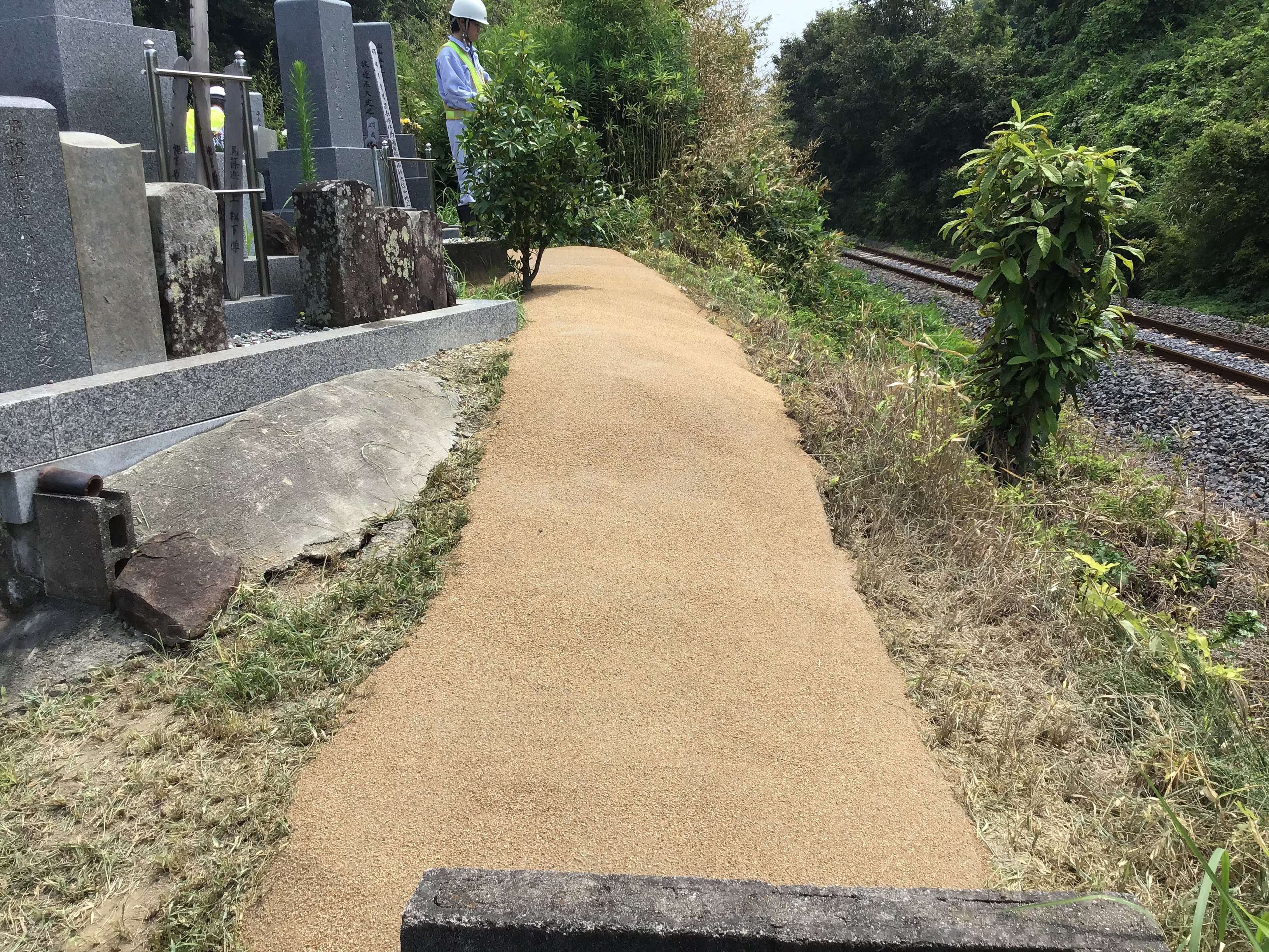 防草土・防草材による線路脇の雑草対策