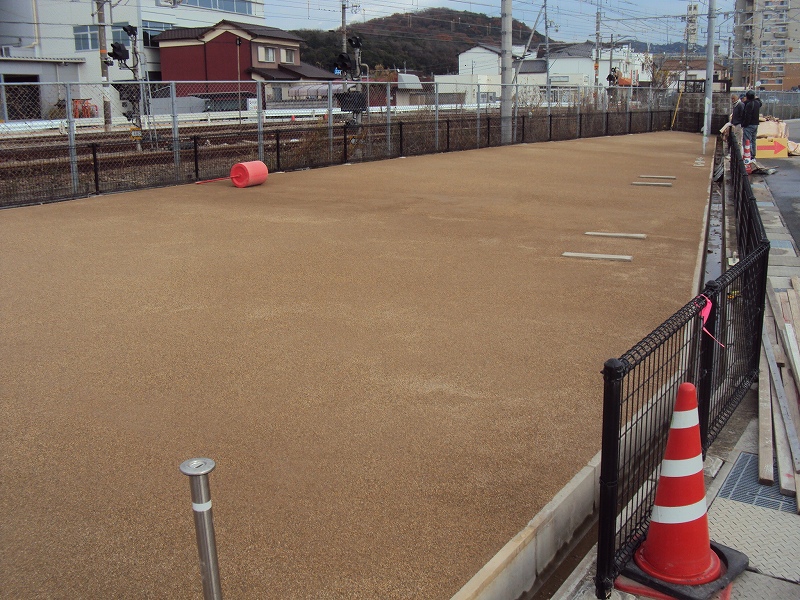 防草土・防草材による公園の雑草対策