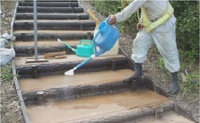 自然土舗装材（スーパーガンコマサ）の階段部ひび割れ（クラック）補修方法