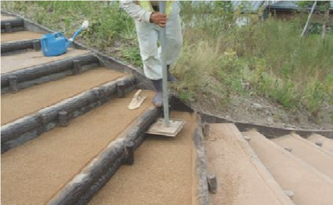 自然土舗装材（スーパーガンコマサ）の階段部ひび割れ（クラック）補修方法