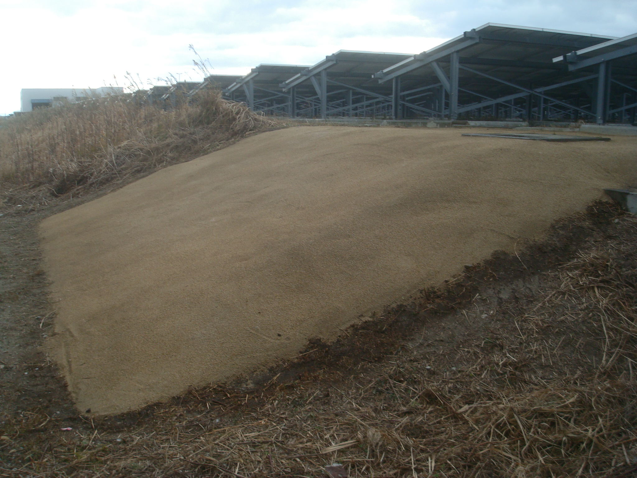 防草土・防草材によるソーラーパネル周辺の雑草対策