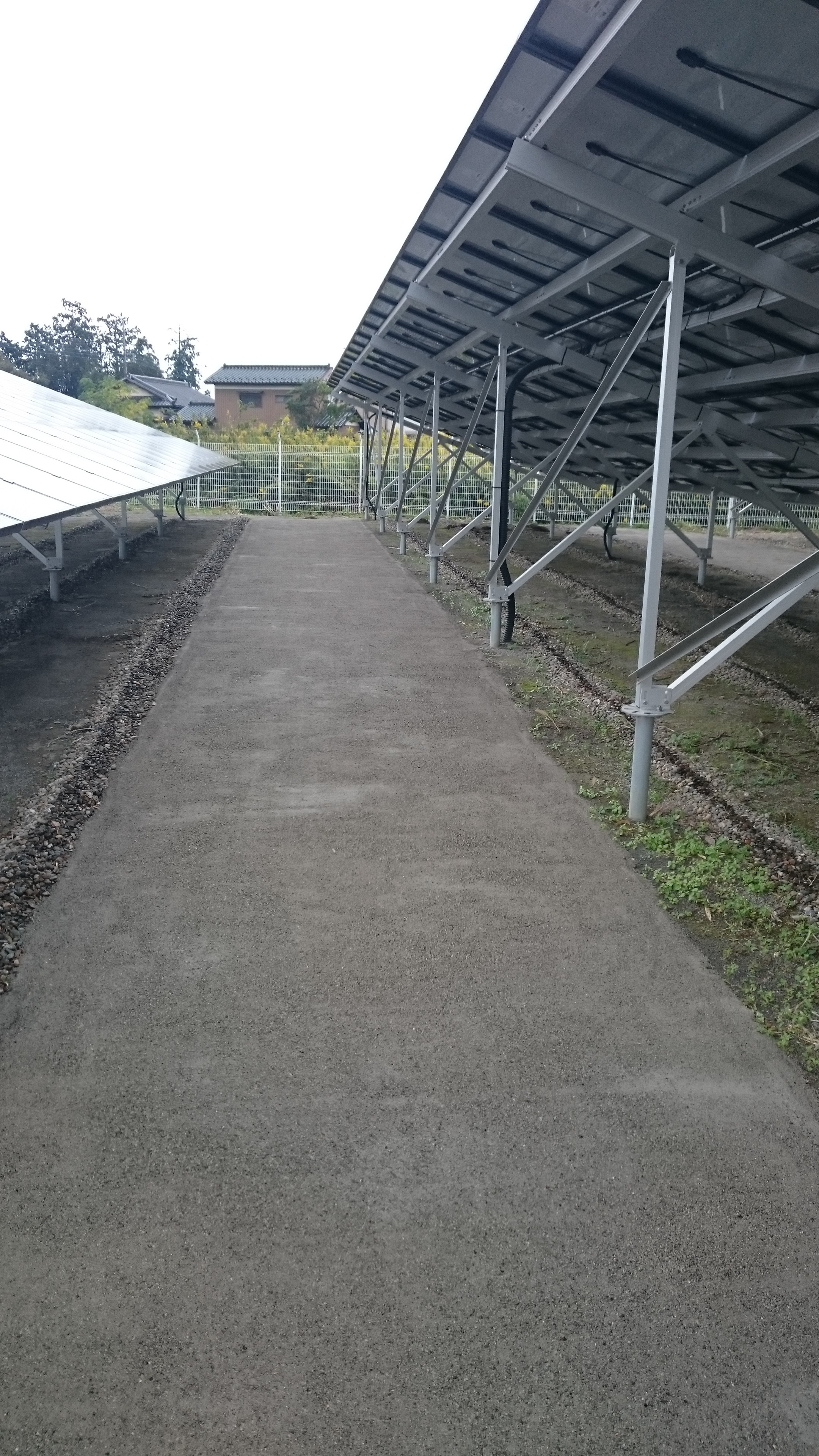 防草土・防草材による太陽光パネル施設の雑草対策