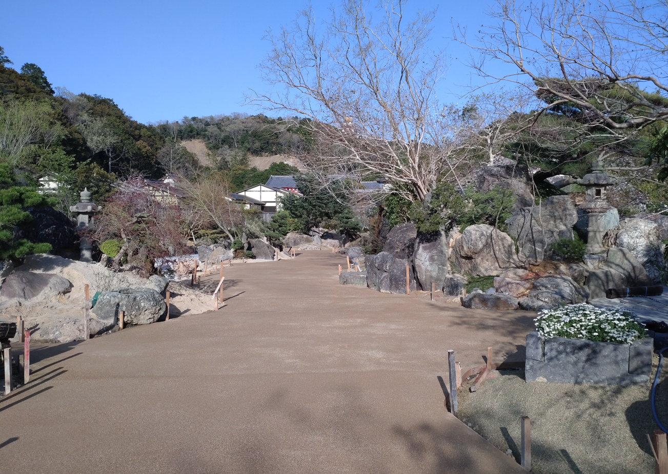 スーパーガンコマサ,ガンコマサ,雑草対策,土舗装,真砂土,YBK工業,防草,舗装,遊歩道,化粧マサ,歩道,公園,伊勢,忍者,キングダム