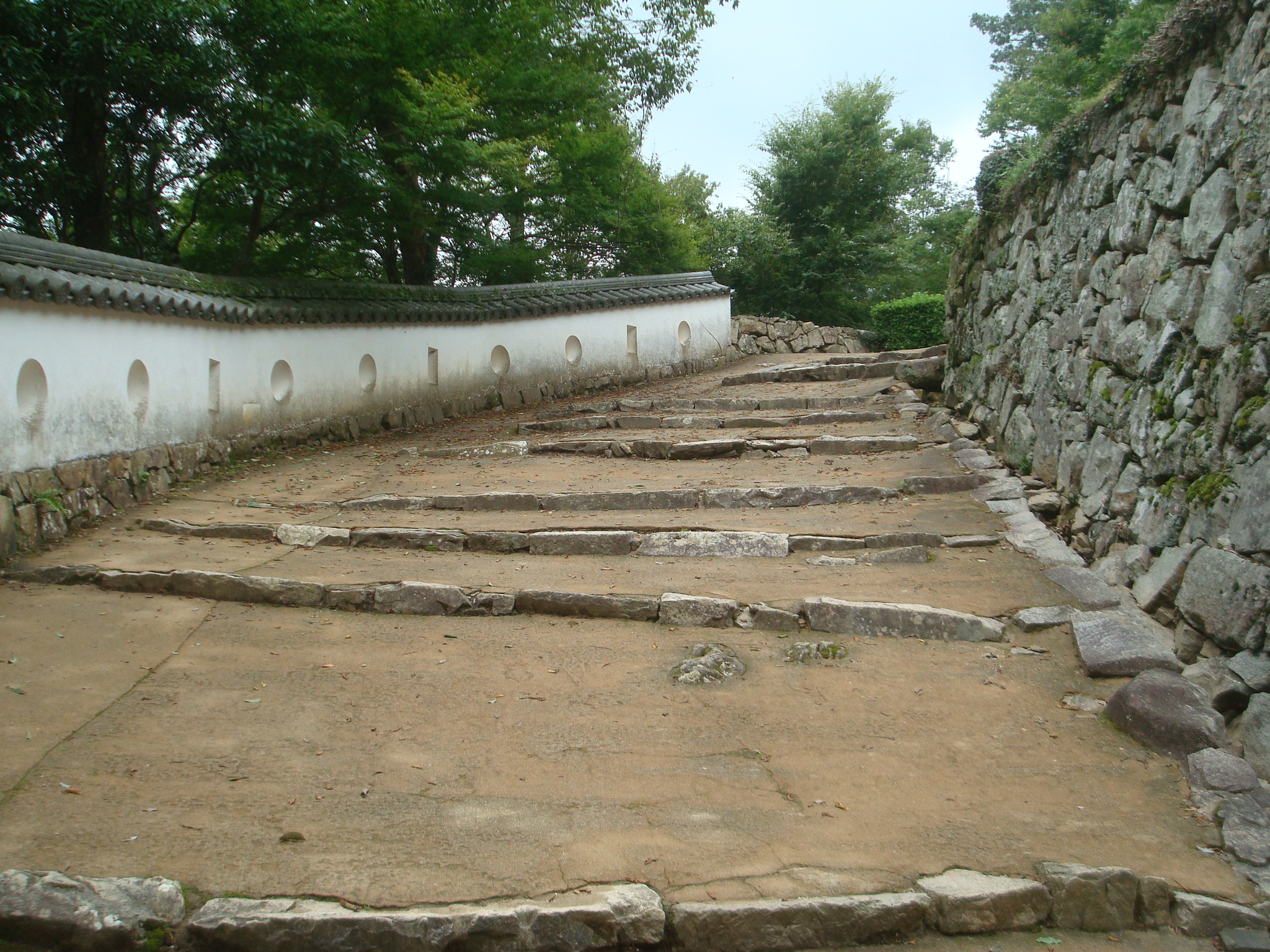 スーパーガンコマサ,ガンコマサ,雑草対策,土舗装,真砂土,YBK工業,防草,舗装,遊歩道,城,史跡,備中松山城