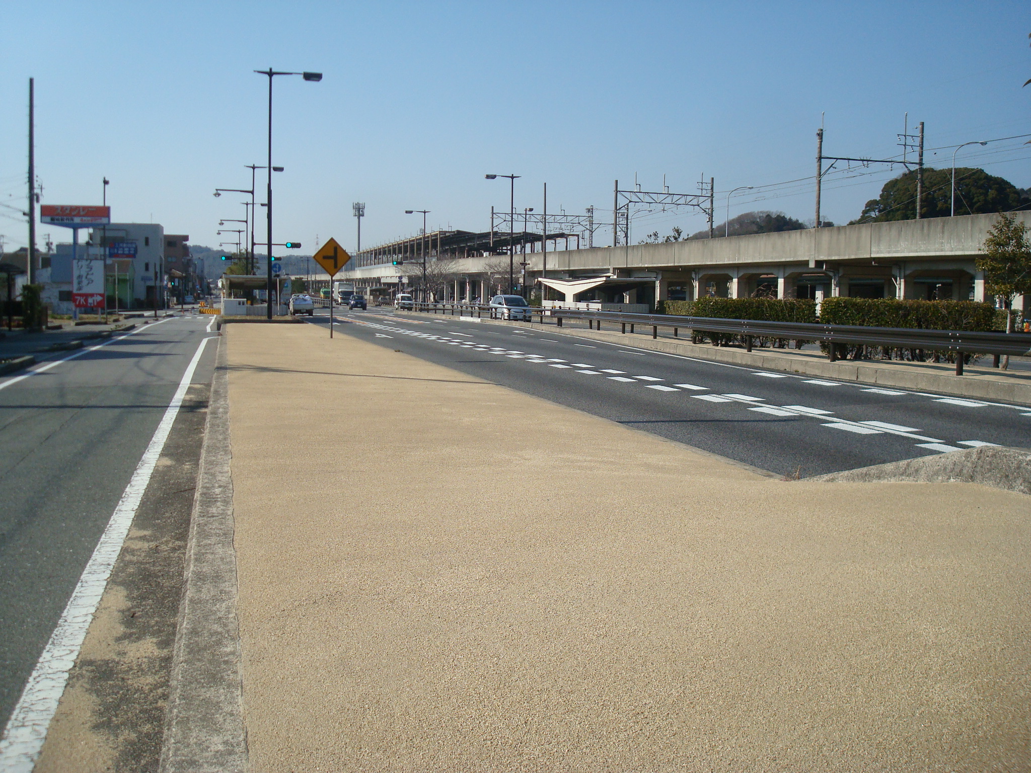 スーパーガンコマサ,ガンコマサ,雑草対策,土舗装,真砂土,YBK工業,防草,舗装,遊歩道,国道,植樹帯,国道1号